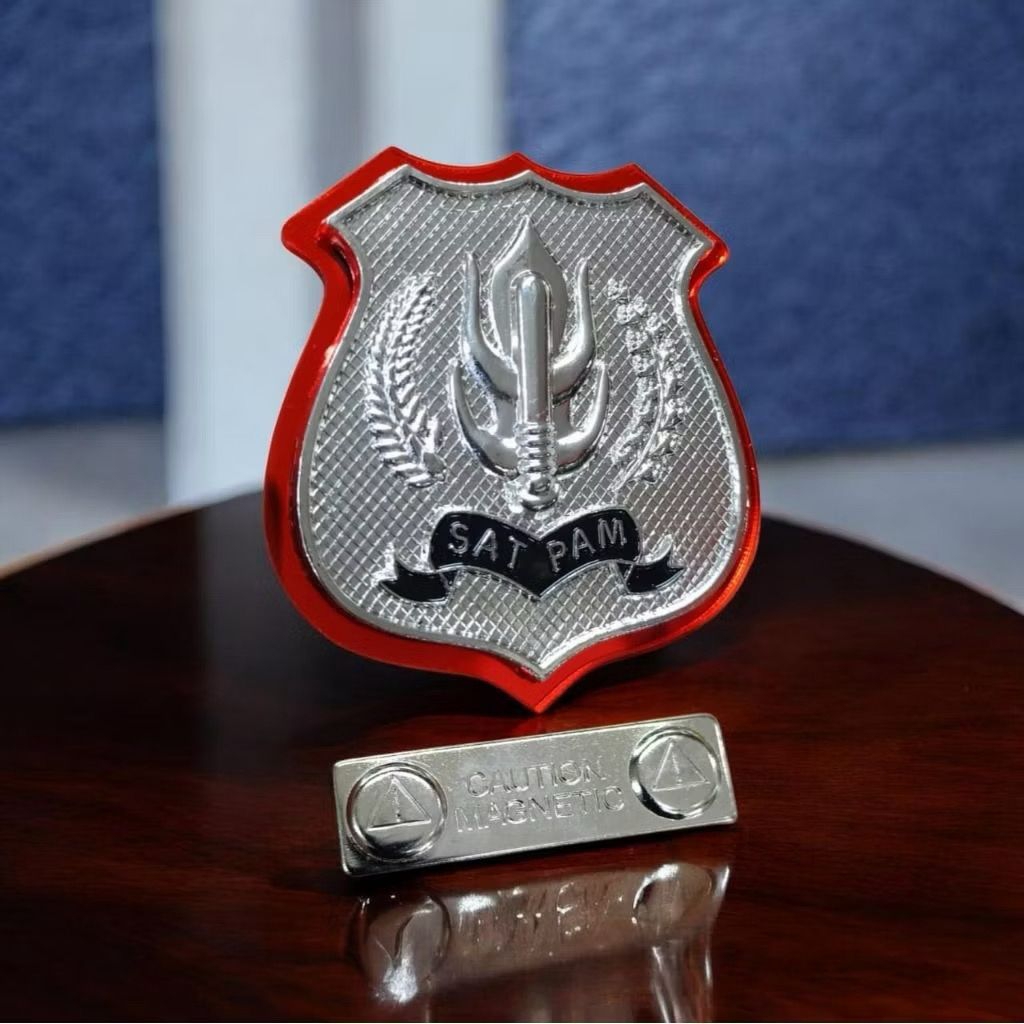 pin lencana kewenangan akrilik security satpam magnet