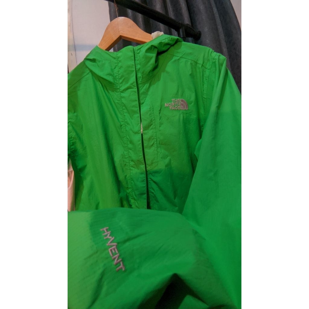 Jaket tnf hyvent, Hijau list putih