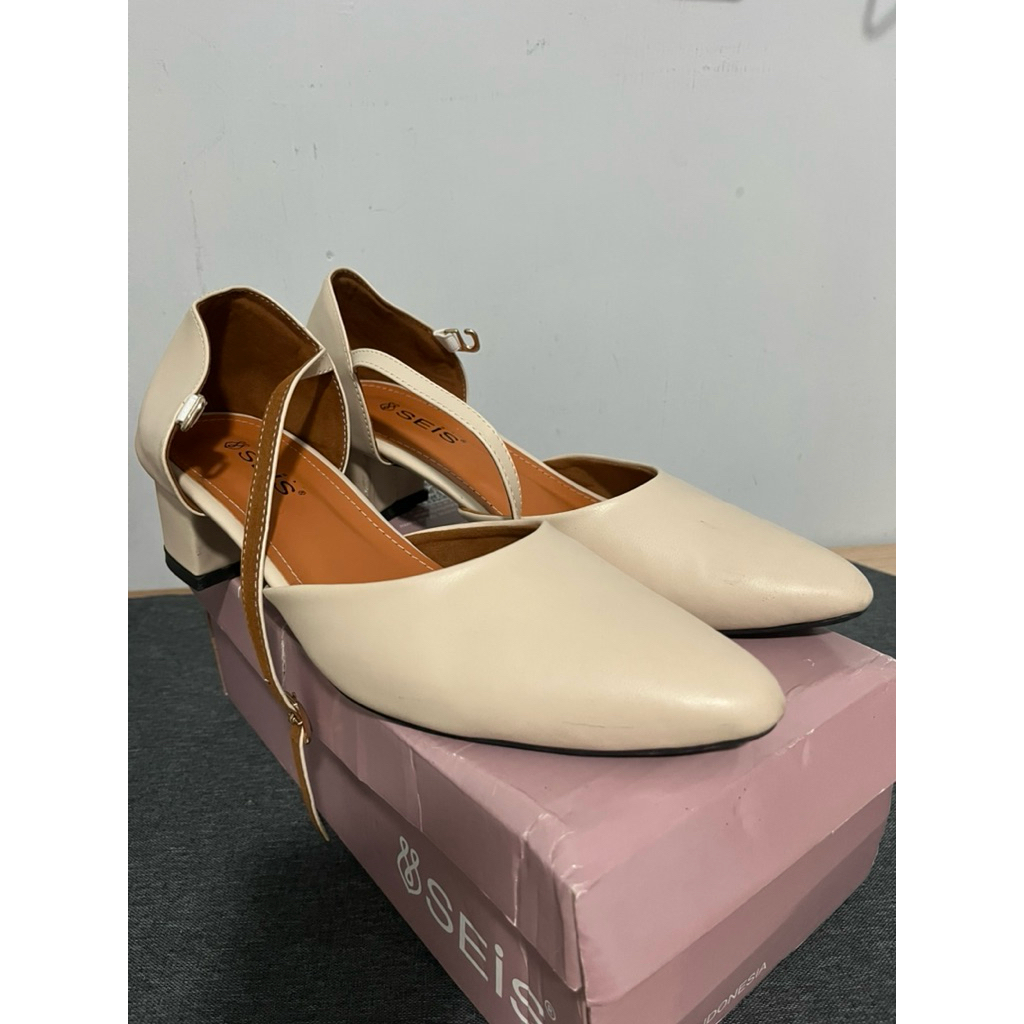 Seis sepatu heels wanita