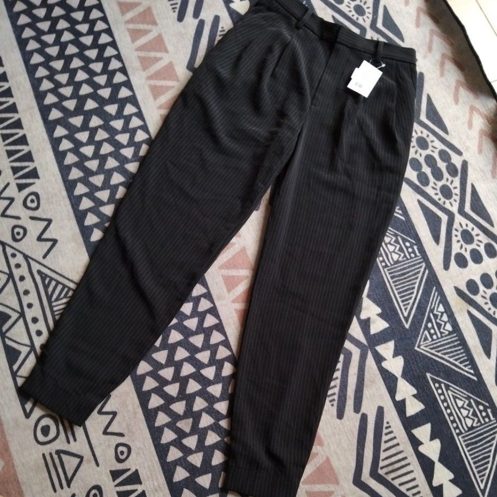 Uniqlo celana formal wanita motif salur black