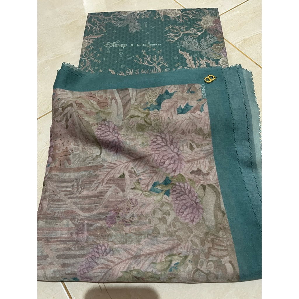 preloved Buttonscarves x disney