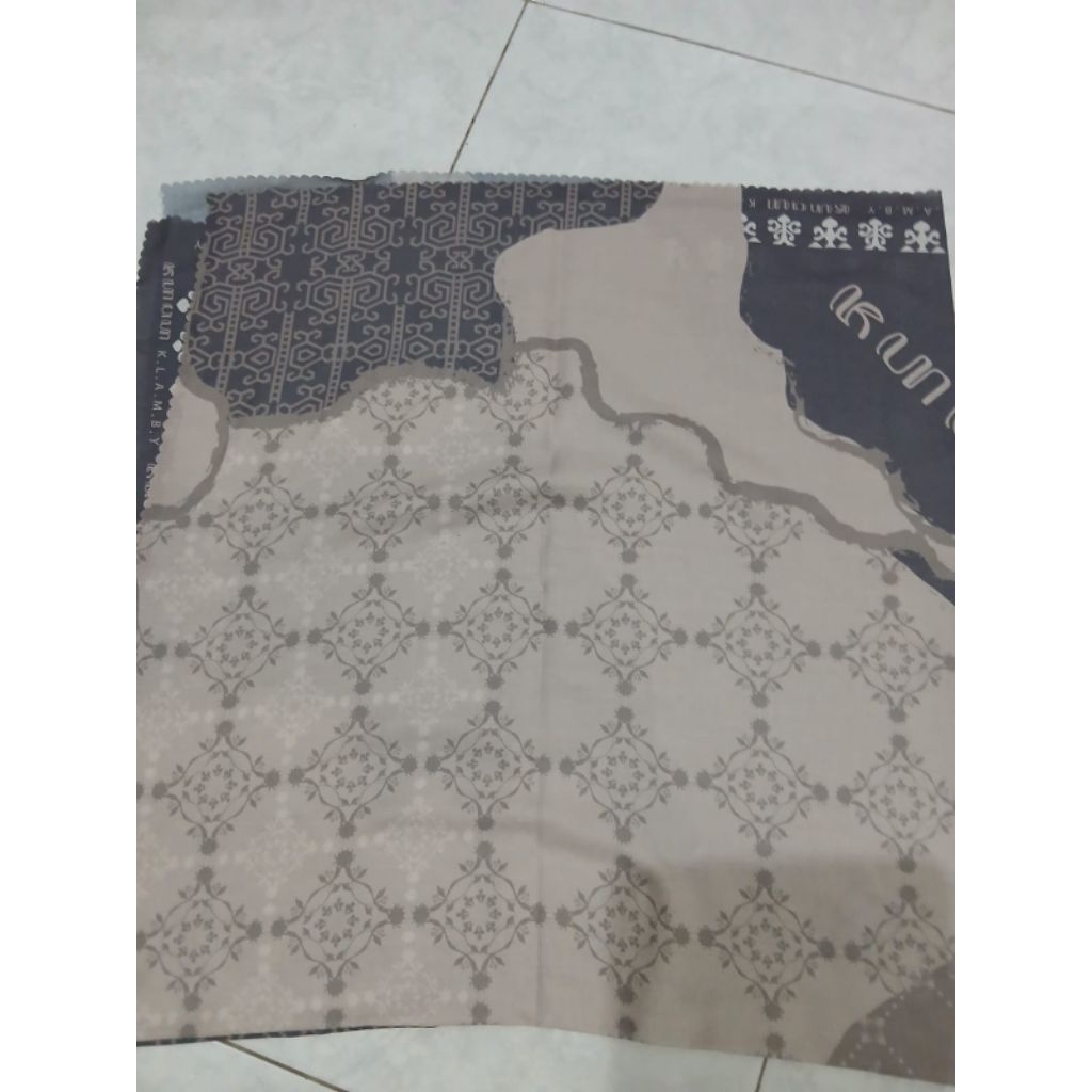 PRELOVED Scarf WearingKlamby