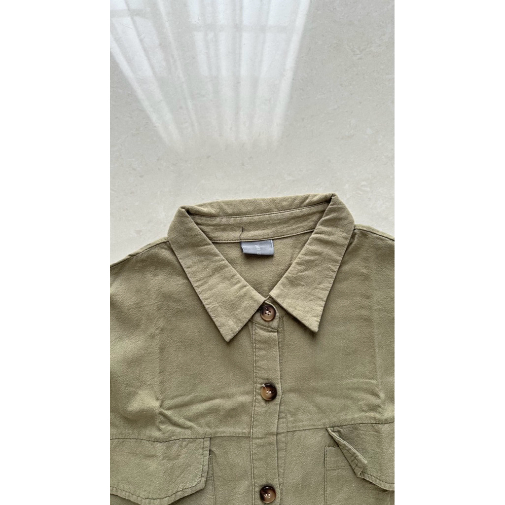 Kemeja This Is April (PRELOVED)