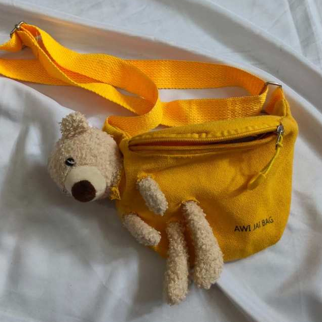 [ Preloved ] Tas bahu / slempang anak perempuan motif ada boneka gantung warna kuning