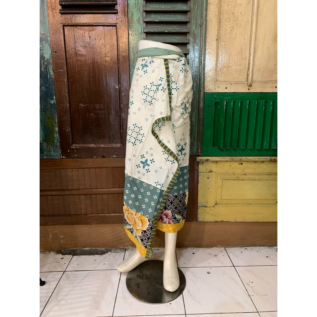 Batik Luwes Putera -Rok Lilit Putih Buket