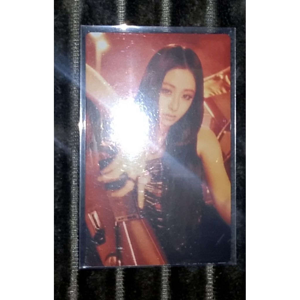 PHOTOCARD OFFICIAL YUNJIN LE SSERAFIM