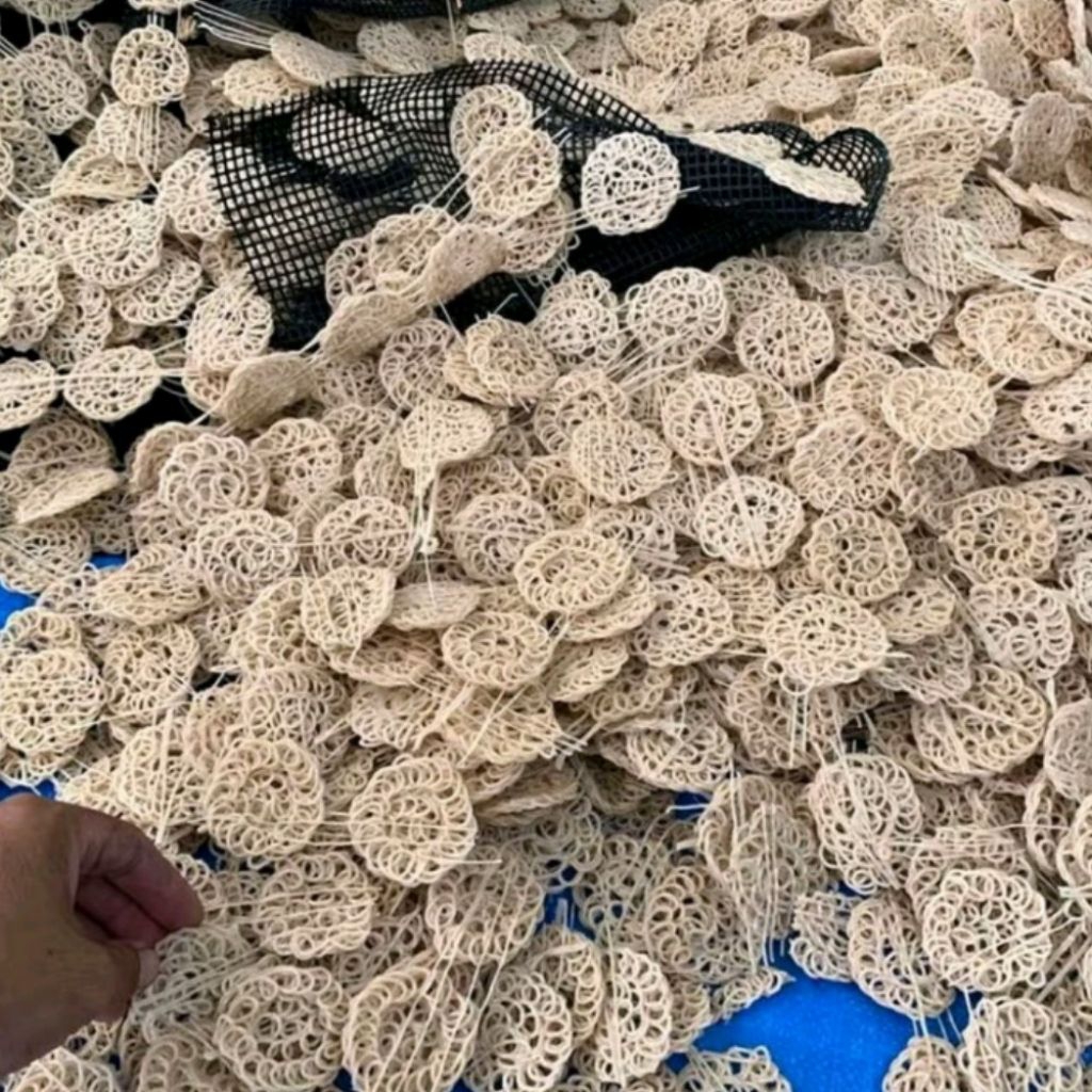 kerupuk mawar mentah rasa bawang / kerupuk mawar mentah / kerupuk mentah