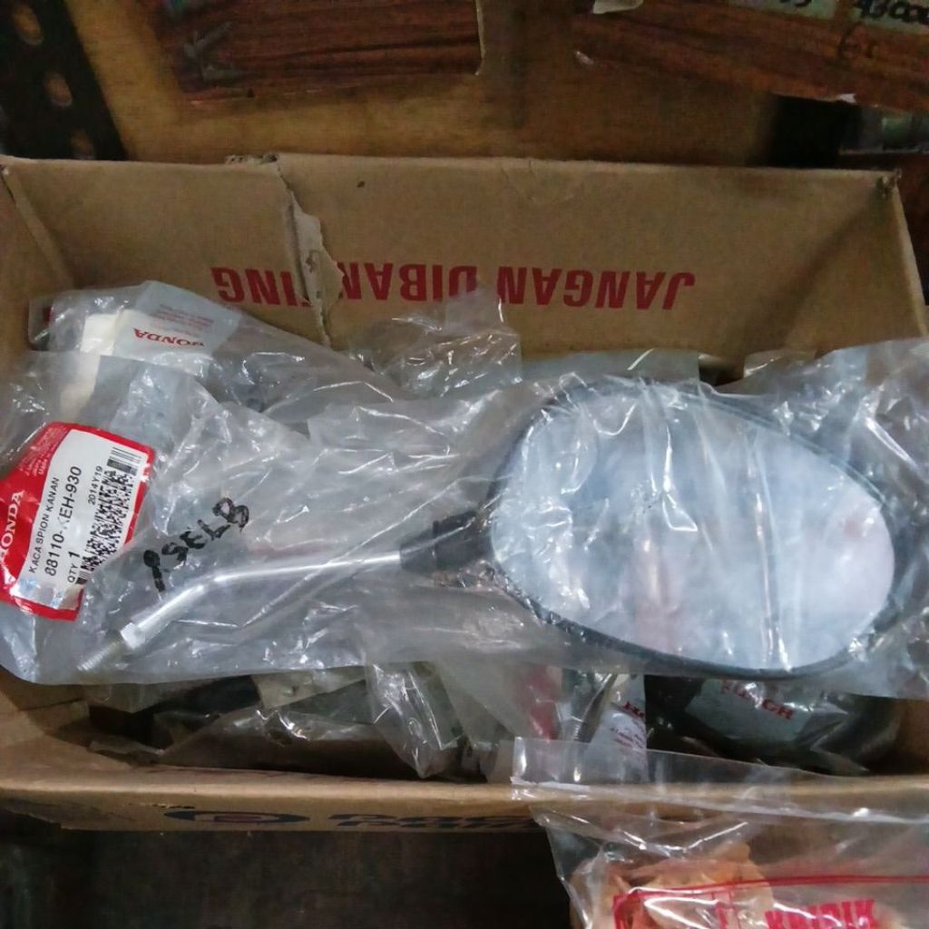 88110 KEH 930 SPION HONDA WIN 100 MUDA KANAN ORIGINAL AHM