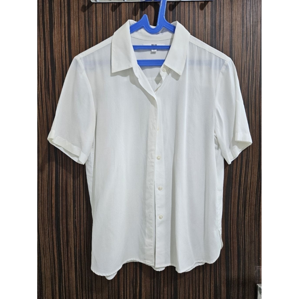 PRELOVED SECOND UNIQLO SIZE S BAJU ATASAN KEMEJA LENGAN PENDEK KANCING DEPAN PUTIH BERKERAH BLUS KAS