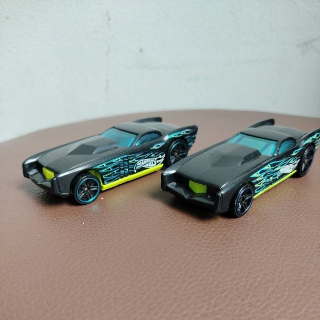 Hot Wheels The Govner Hitam Rock N Race Variasi Base - Per Pcs