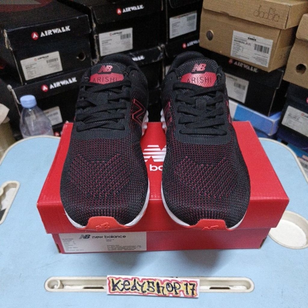 Sepatu Olahraga Pria NWBLC (MARIISXA2) Black/Energy Red Original Resmi Sport station