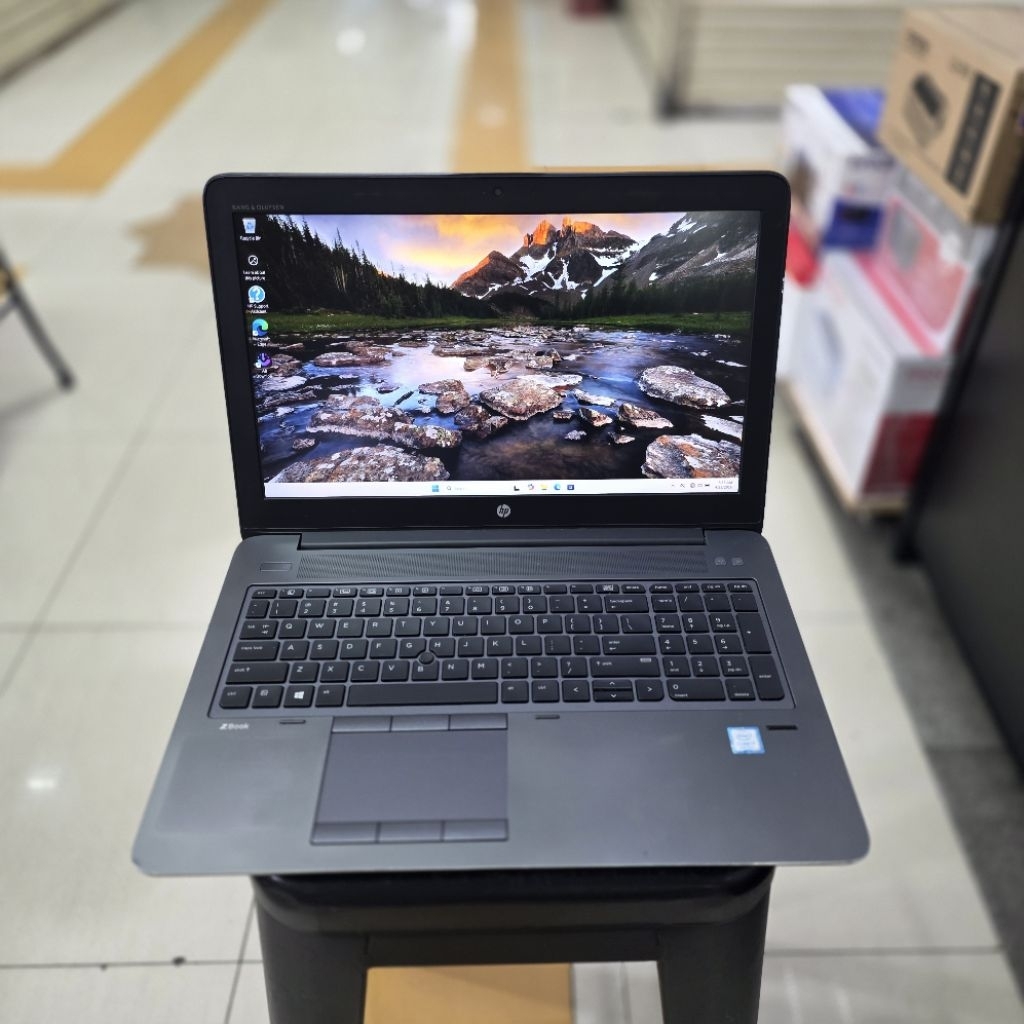 HP ZBOOK 15 G4 CORE I7 7700HQ NVIDIA QUADRO M2200 4GB SSD 512GB RAM 8GB