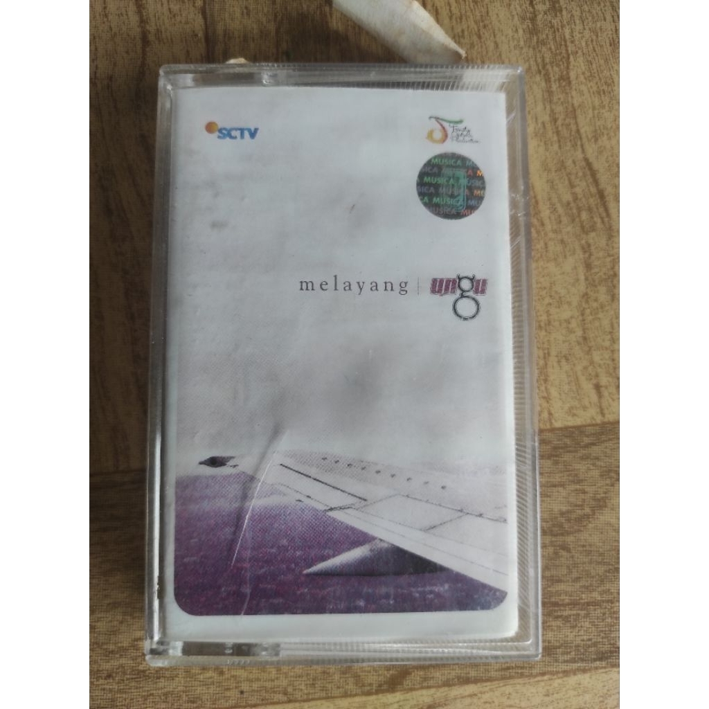 kaset pita UNGU "melayang"