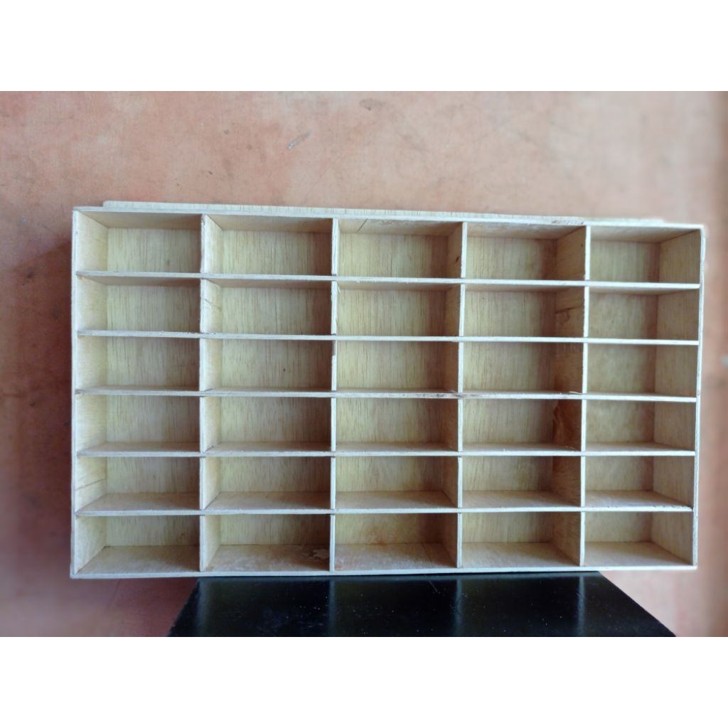 rak hotwheels diecast triplek 3mm tempel dinding isi 30slot/rak hotwheels diecast display skala 1:64