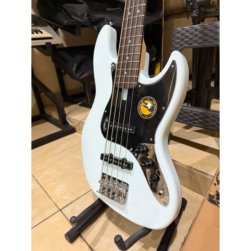 Bass Marcus Miller V3 5 Senar (Pasif) Like New