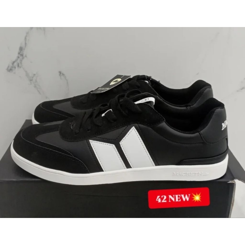 Macbeth Madrid Black White NEW (42 fit 43)