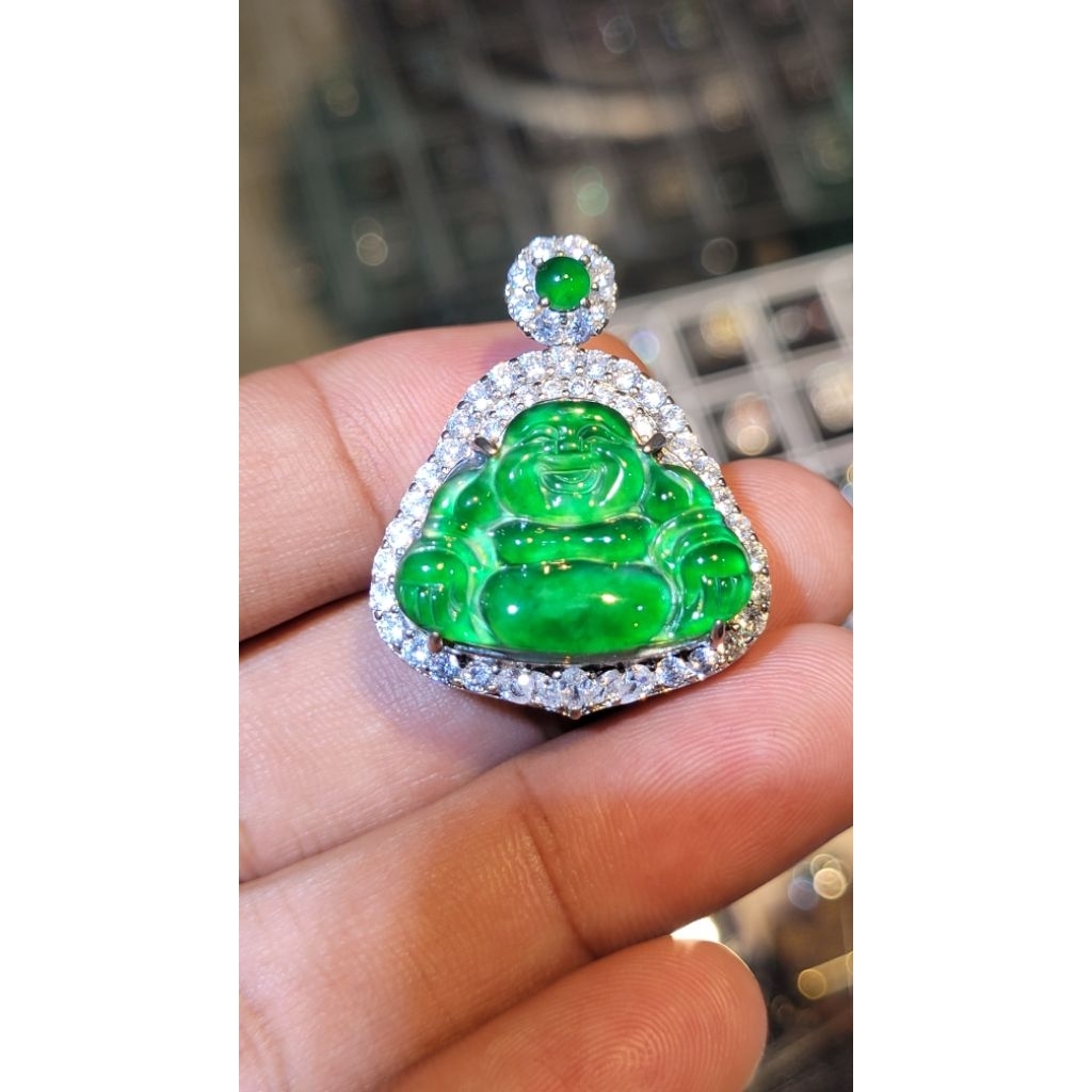 Liontin Giok Burma Type A, Warna Bagus