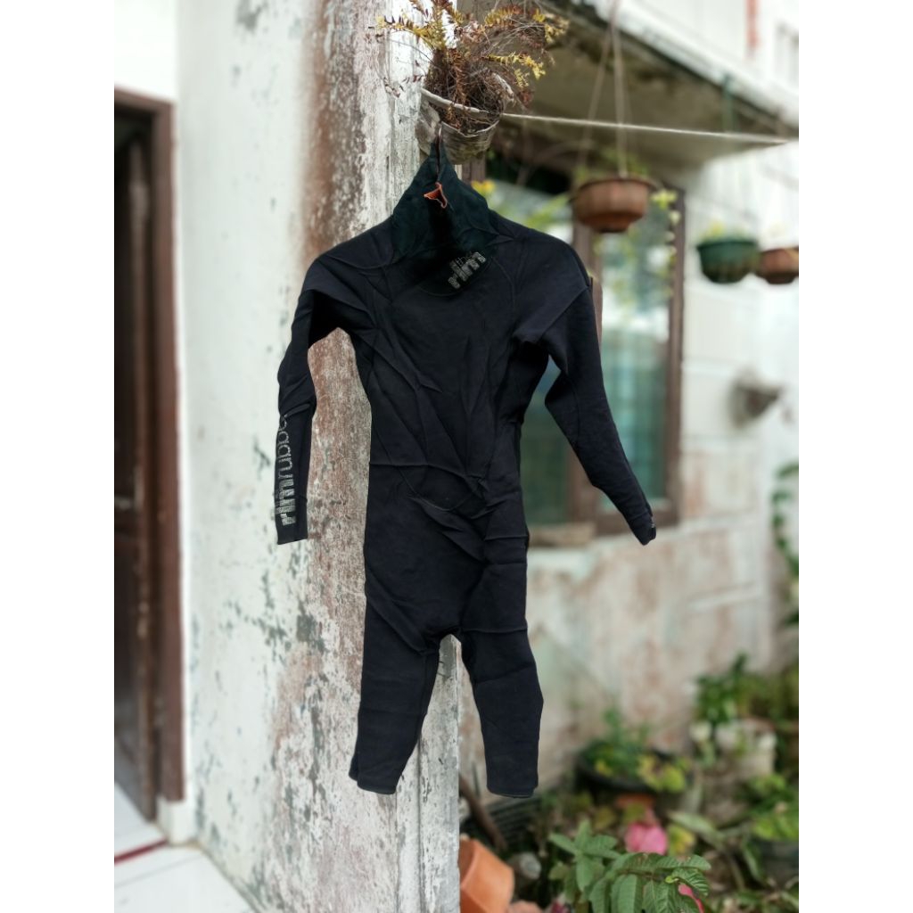 WETSUIT ......