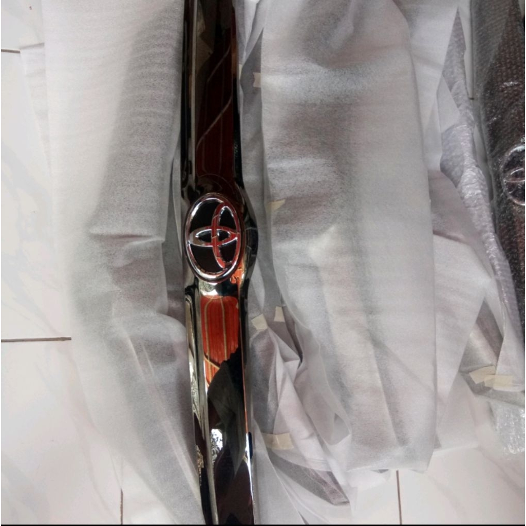 trunklid bagasi calya sigra facelift black chrome original baru.