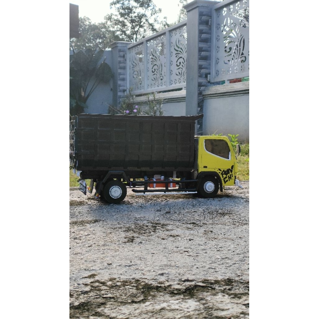 Miniatur dump truk canter merapi