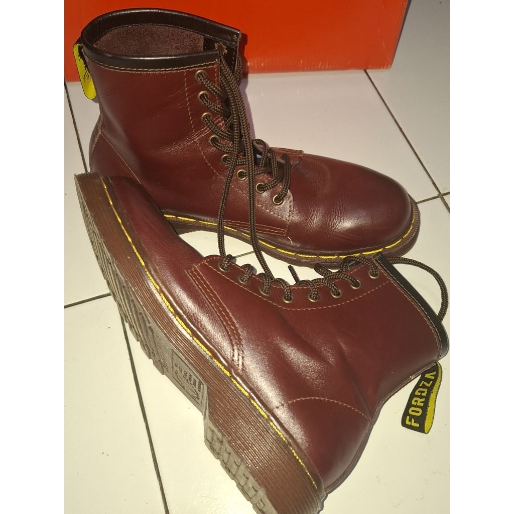 Preloved alternatif DM (FORDZA) Maroon size 40
