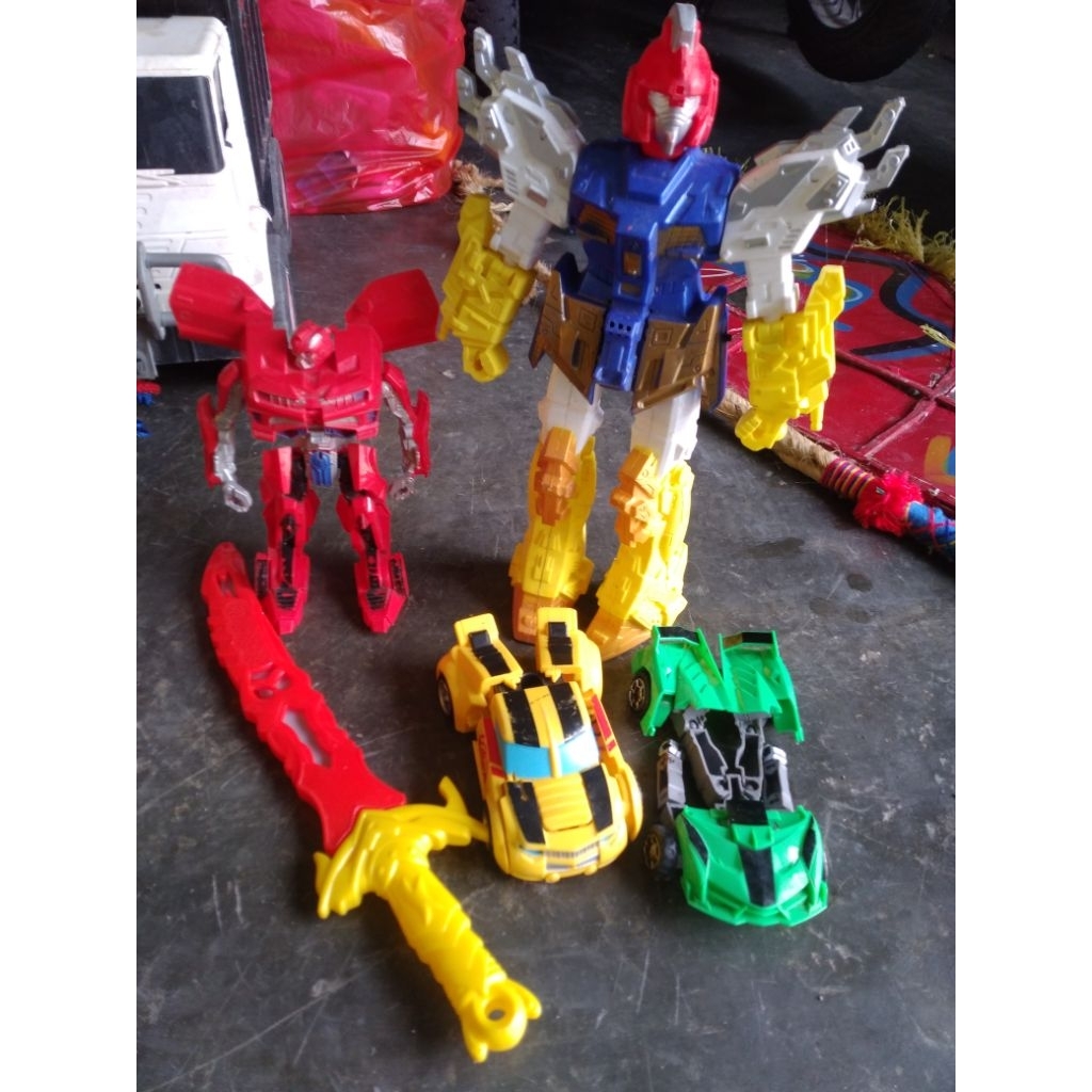 mainan robot bekas