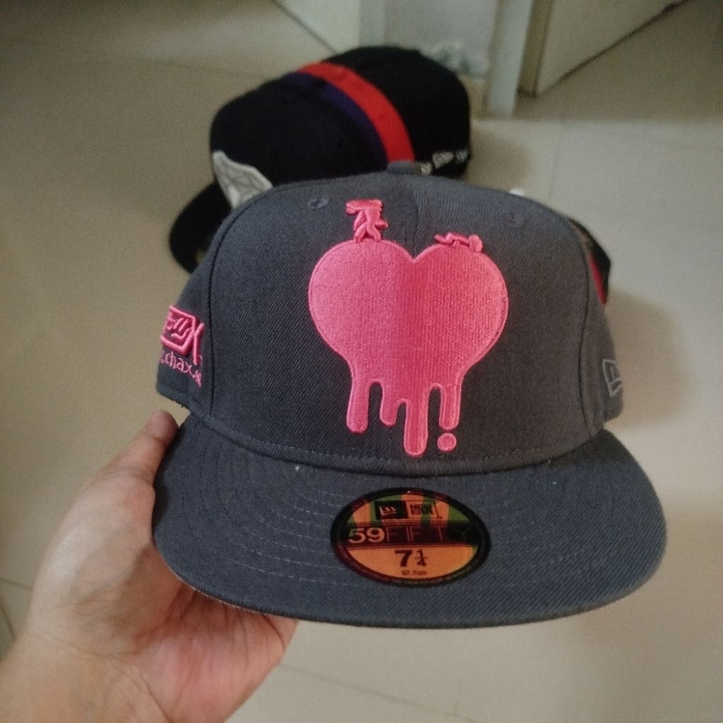Topi Newera X Kidrobot Heart Love Grey Pink 7 1/4 wool cordouray underbim