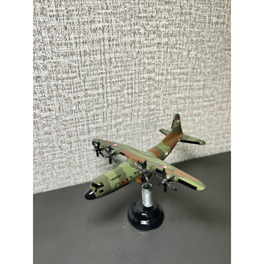 MINIATUR PESAWAT HERCULES C130 LORENG
