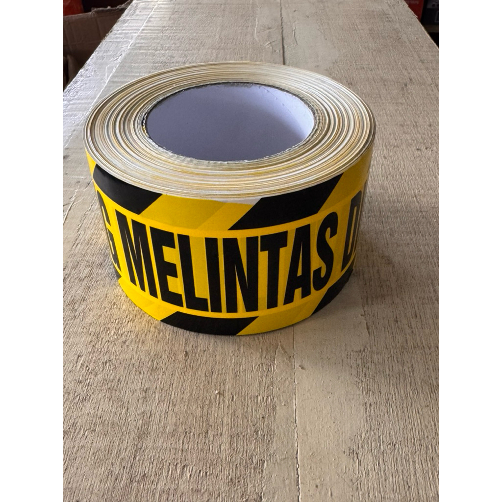Garis polisi kuning hitam tulis Dilarang Melintas/ Police Line Dilarang Melintas