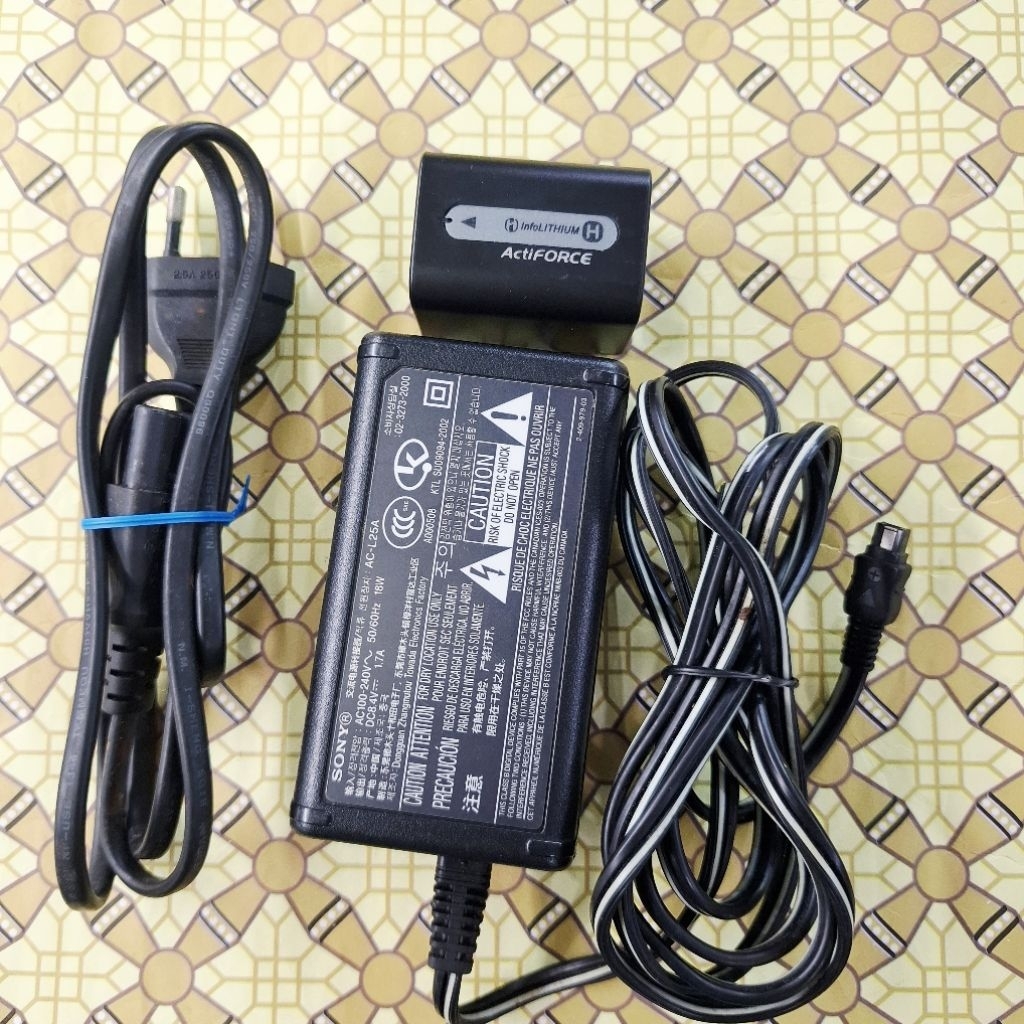 Baterai dan Charger Handycam sony Mini dv