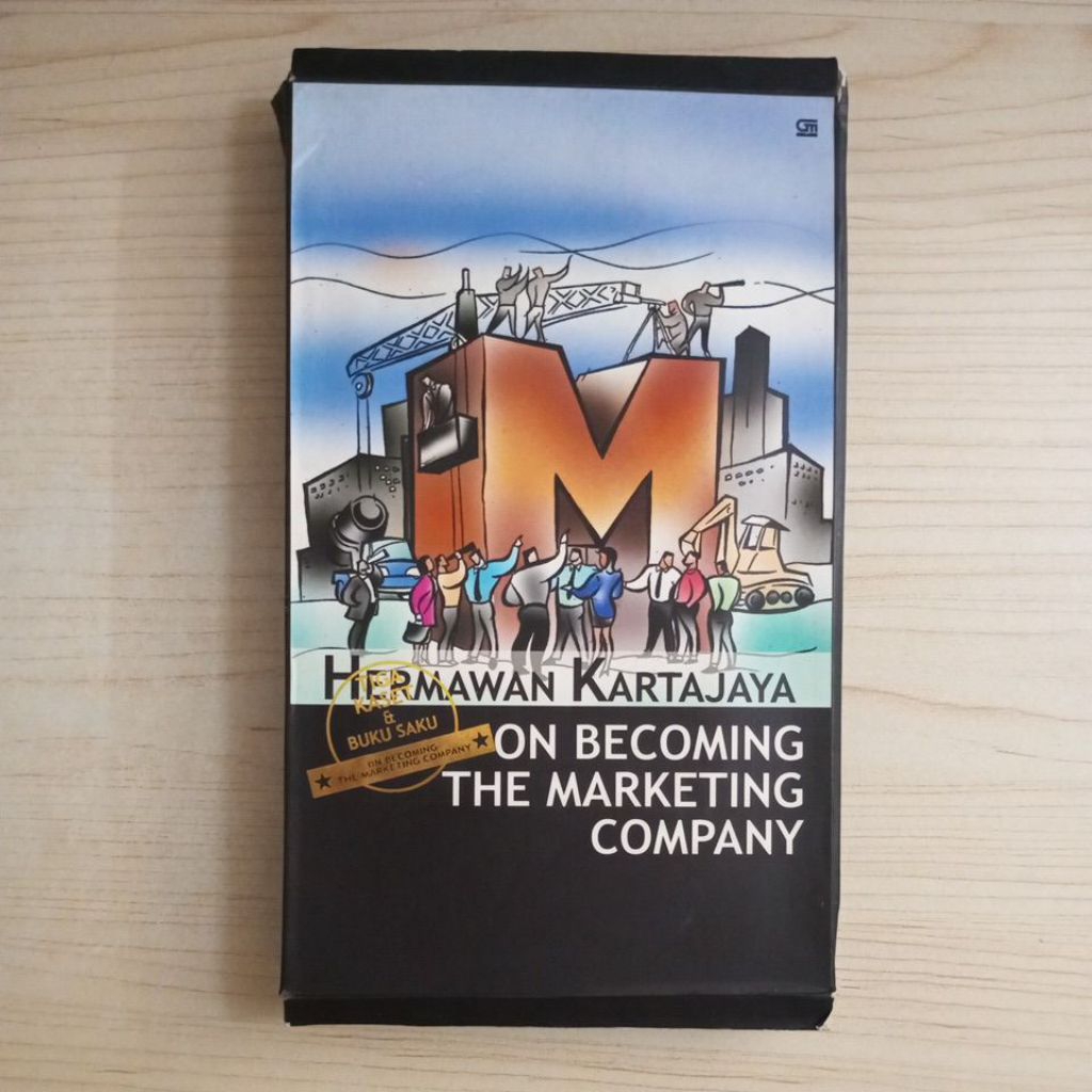 BUKU ON BECOMING THE MARKETING COMPANY TIGA KASET DAN BUKU SAKU OLEH HERMAWAN K