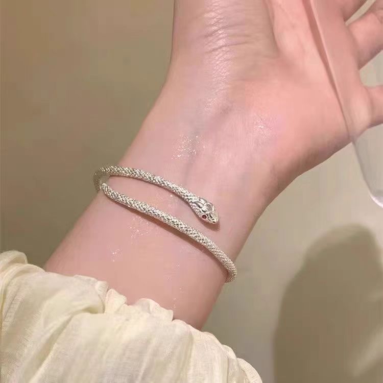 Gelang Cincin Terbuka Berbentuk Ular dengan Ukiran Tekstur Halus - Desain Unik Berkarakter, Awet Tah