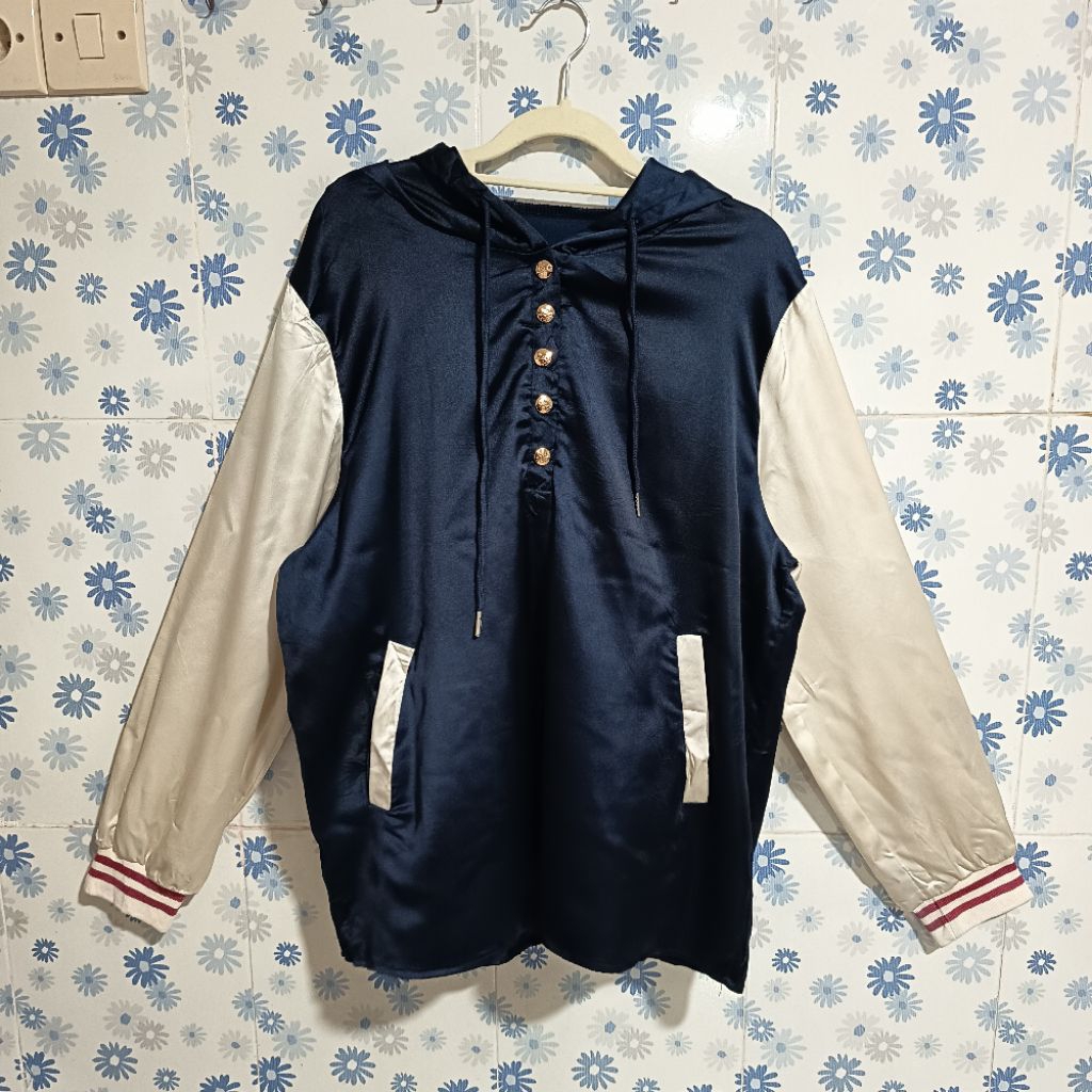 (Open Nego) Hoodie Satin Mewah Two-Tone dengan Kancing Emas - Perpaduan Navy & Krem yang Elegan with