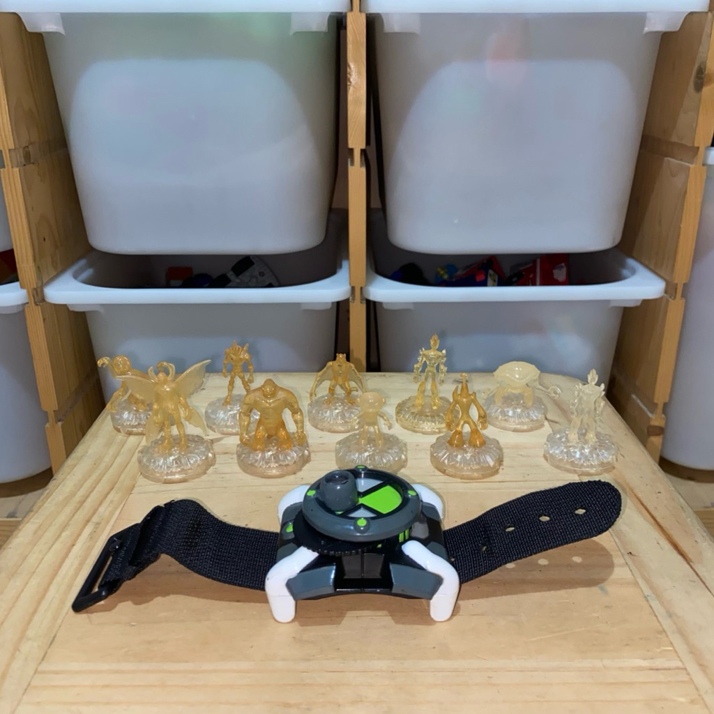Bandai 2006 Ben 10 Projector Omnitrix & Ben-10 Ultimate Omnitrix Figure