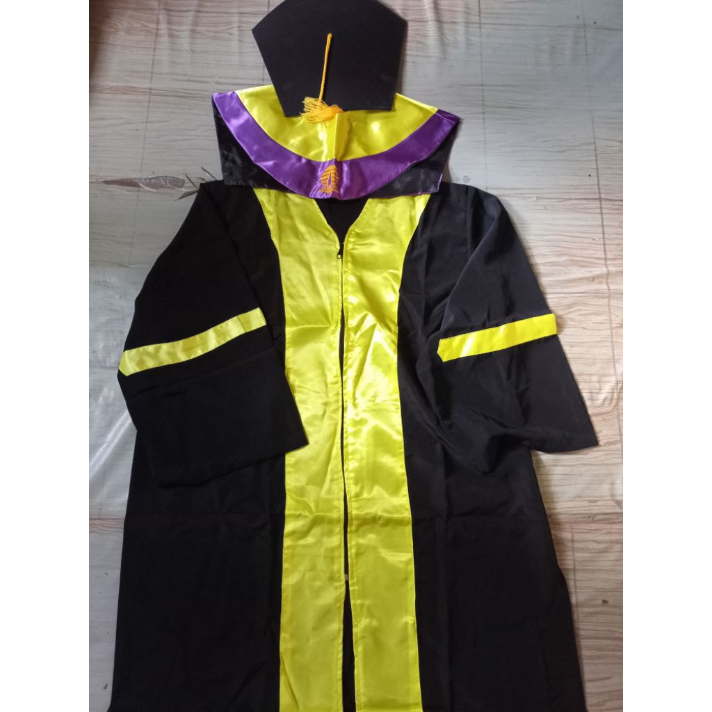 Satu set jubah wisuda Universitas Terbuka (jubah, toga, sleber, dan medali)