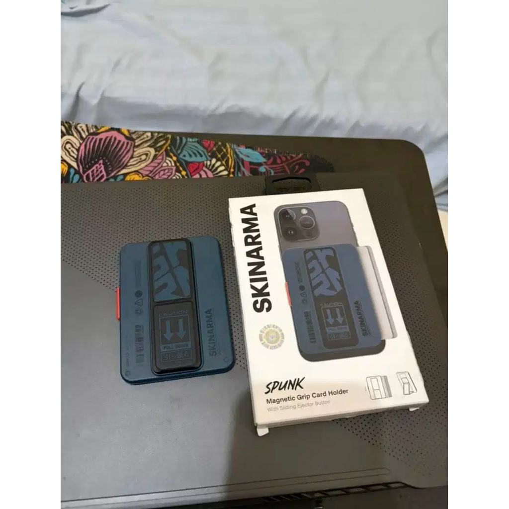 card holder SKINARMA