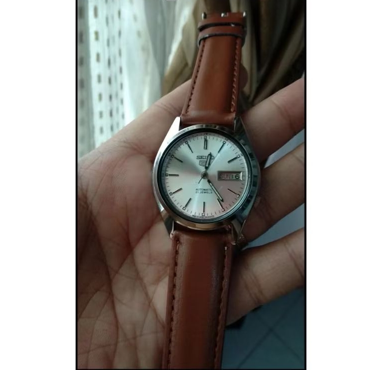 jam tangan pria Seiko 5 dial putih-kulit kondisi baik normal saya pakai