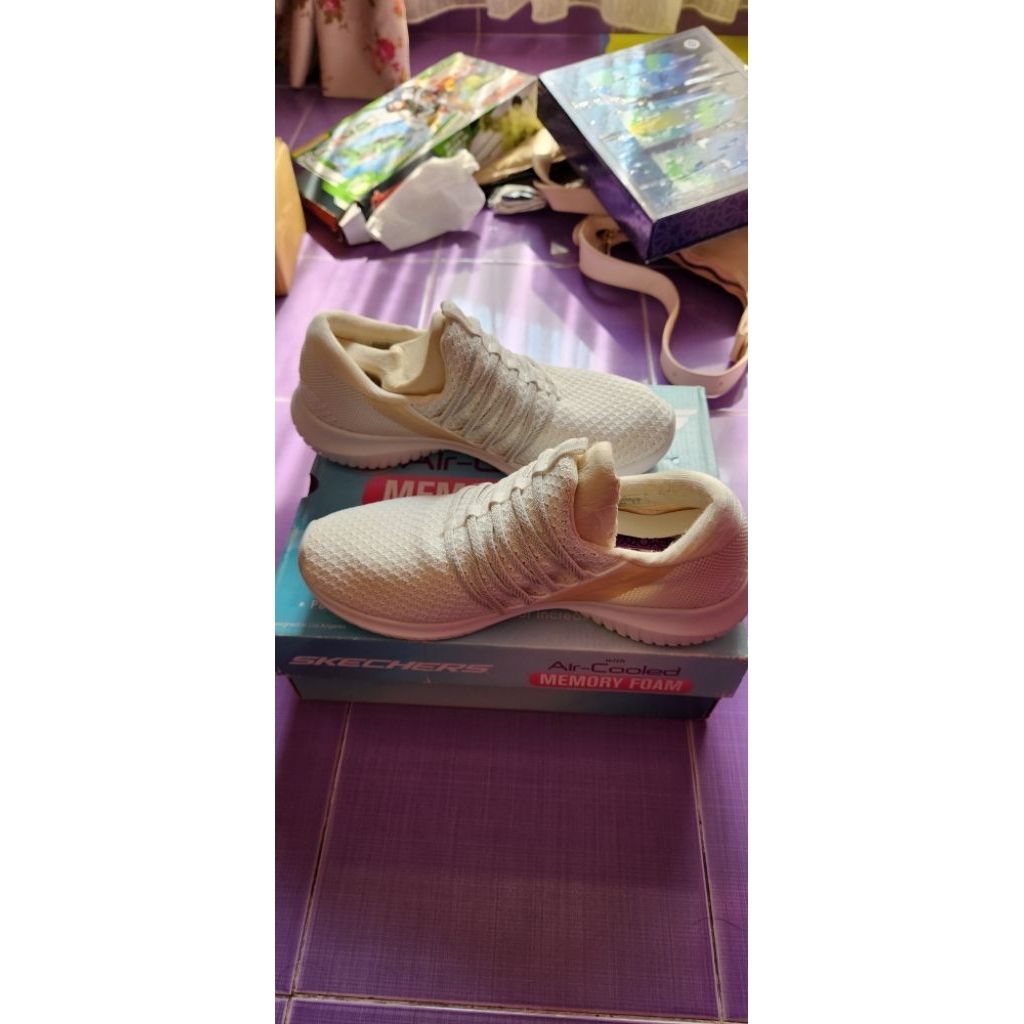 Sepatu Skechers putih