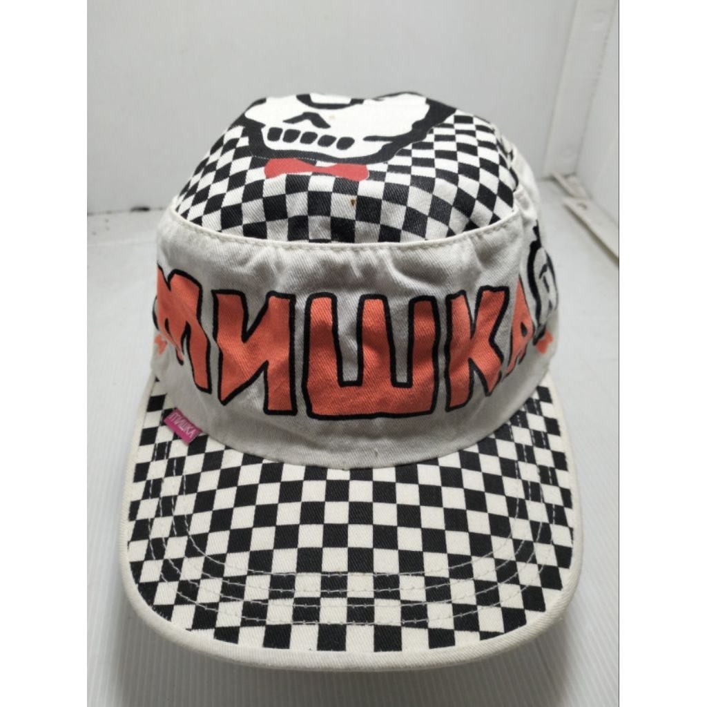 Topi unik Kotak kotak hitam putih ada tulisan MNWKA