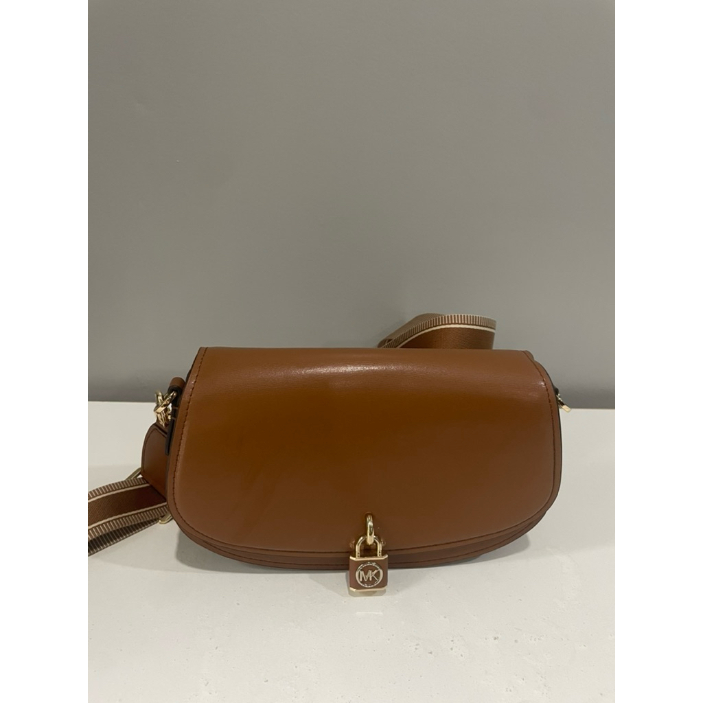 PRELOVED WITH TAG MICHAEL KORS MILA BROWN SLING BAG