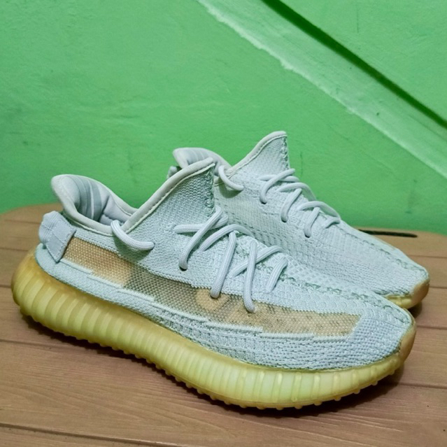 Sepatu Running Adidas Yeezy Boost 350 V2 Hyperspace size 38