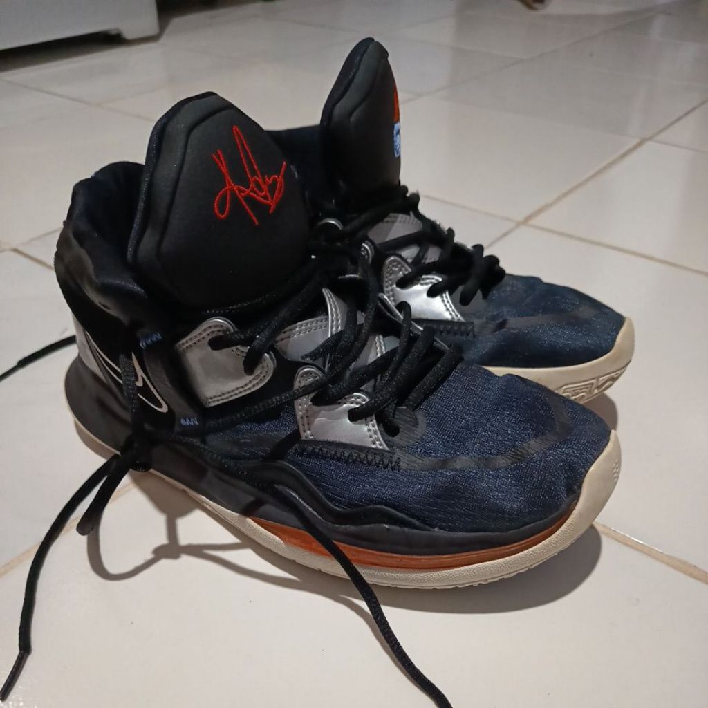 sepatu basket kayrie size 44 (pemakaian 42,43) second original