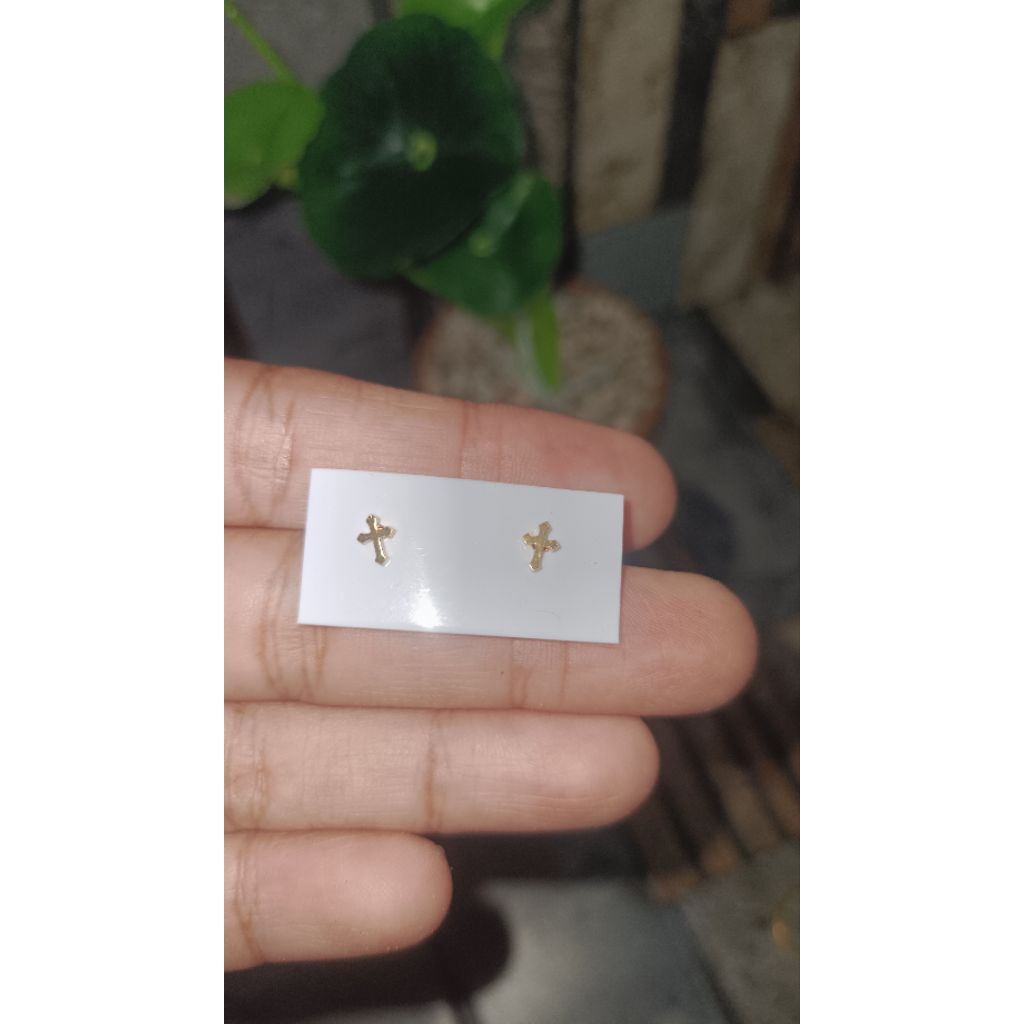 anting salib kecil