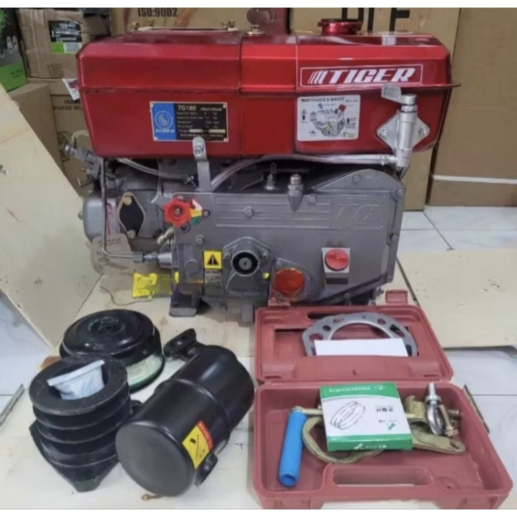 Diesel 4 langkah 1 silinder dengan tenaga sekitar 8 HP (horsepower).