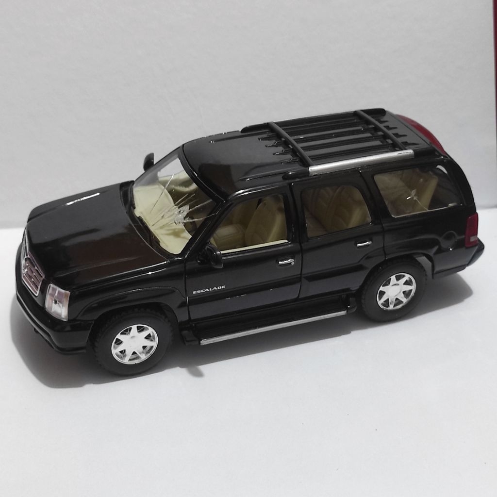 Welly 1/24, 2004 Cadillac Escalade (Loose & Junk)