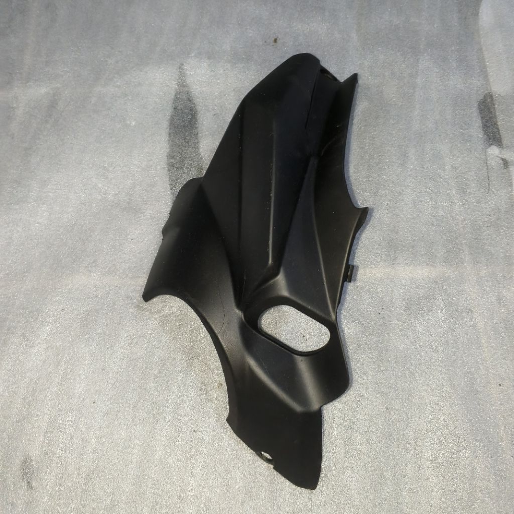cover body depan leher Honda CS1  kanan original copotan