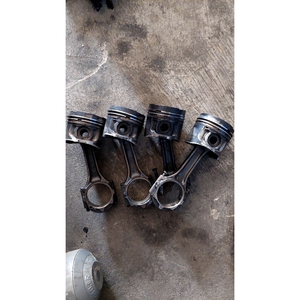 STANG PISTON SET MITSUBISHI 4D56