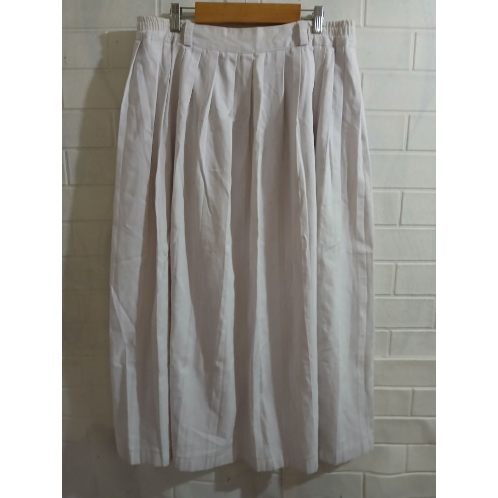 pl rok putih seragam SMA lp 84 pj 94 bahan tebel. pemakaian wajar. butuh cuci