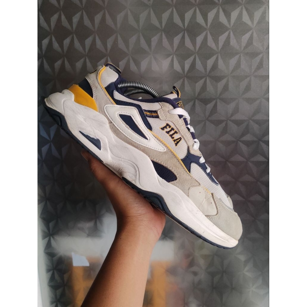 sepatu Fila SZ 43 second bekas preloved
