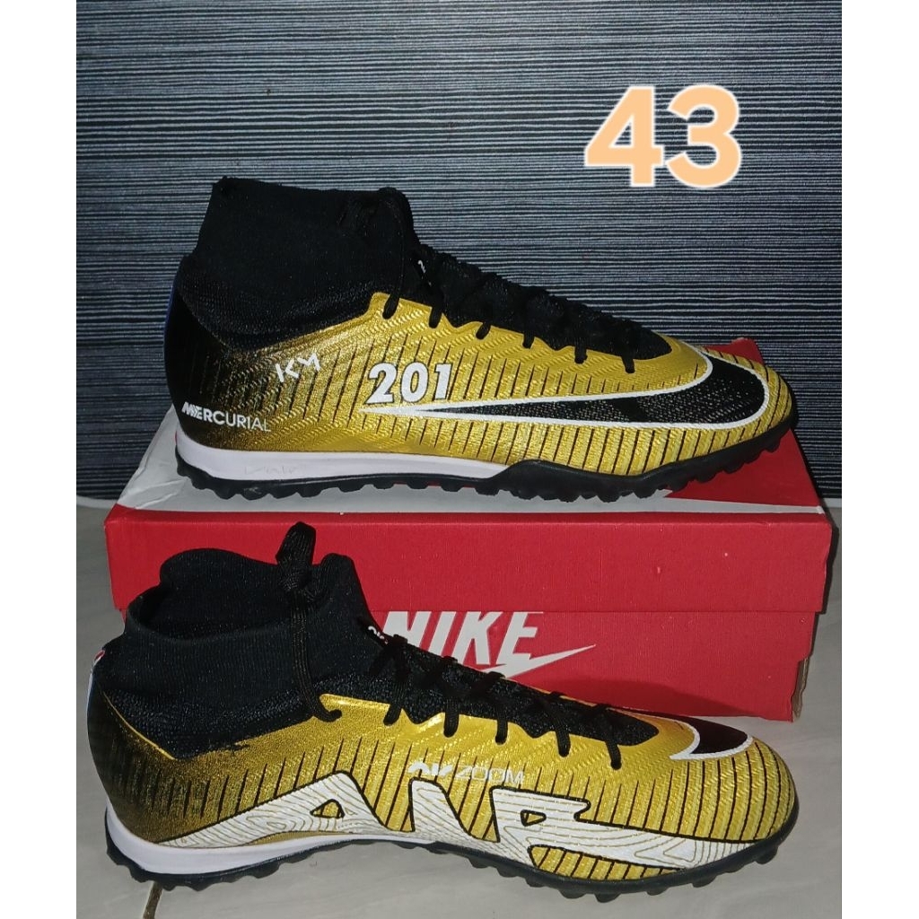 Sepatu mini soccer